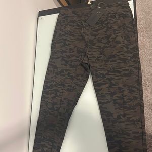 Alphalete Camo green joggers